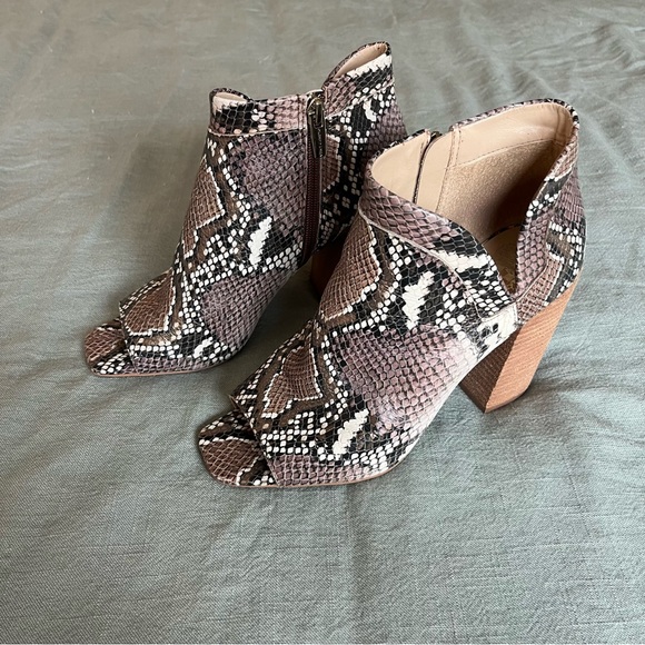 Vince Camuto Leather Bootie Open Toe Block Heels Snake Embossed Women's 7M - Picture 3 of 6